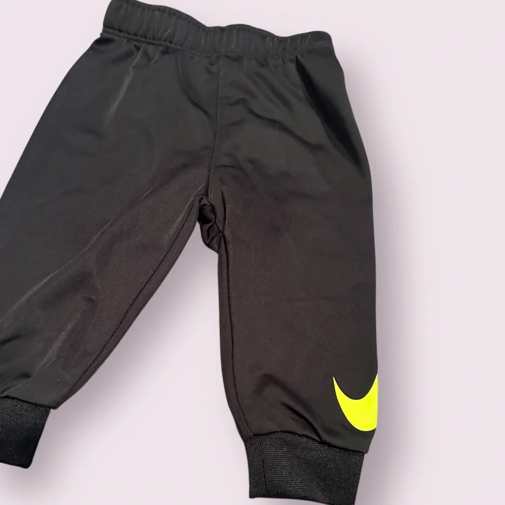 NWOT Baby Nike New To The Team Gray Black And Neon Outfit Size 6 Months